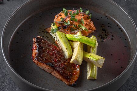 Стейк из форели с соусом биск и кабачками