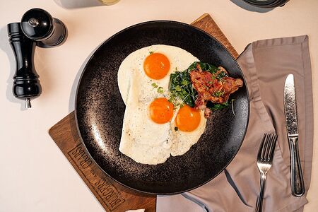 Яичница с беконом и шпинатом