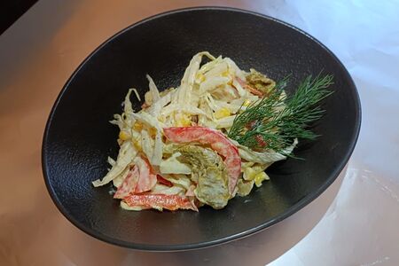 Салат с жареной курицей