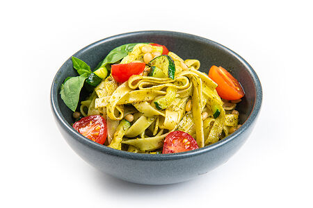 Паста с соусом песто и томатами