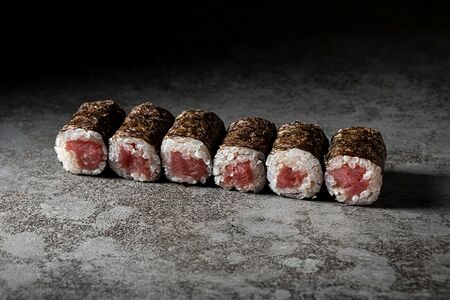 Ролл с тунцом