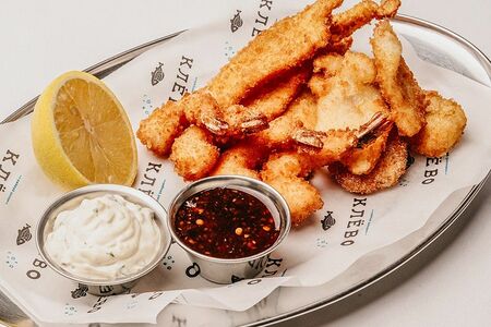 Ассорти из кальмаров, креветок и трески