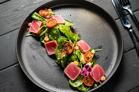 С тунцом, вялеными томатами и авокадо