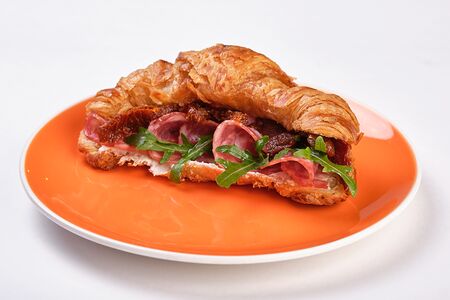 Круассан с колбаской и вялеными томатами