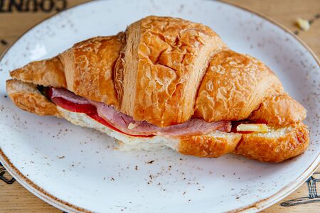 Круассан с ветчиной