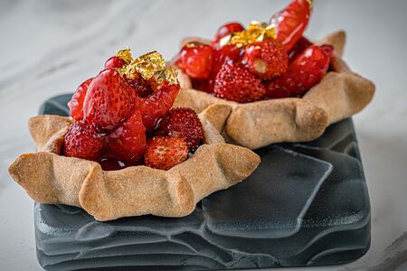 Пирожки-калитки с клубникой