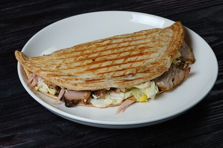 Пицца цезарь со свининой