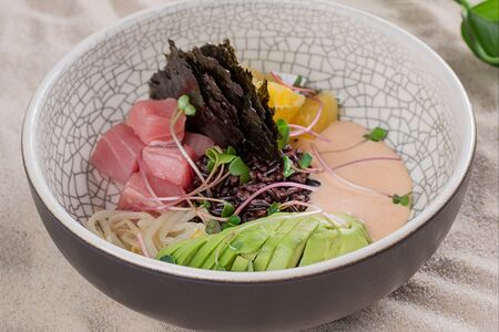 Поке с тунцом и чёрным рисом