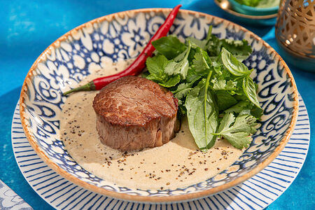 Медальон в перечном соусе со шпинатом