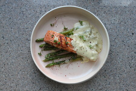 Стейк из семги со спаржей