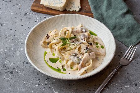 Паста с куриной грудкой и лесными грибами в сливочном соусе