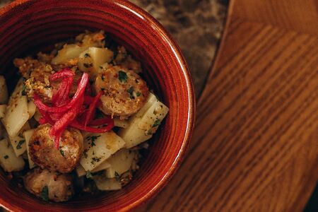 Картофельный салат с колбасками гриль