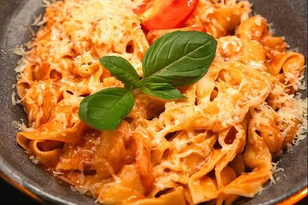 Паста с креветками в соусе на основе белого вина