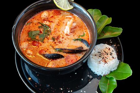 Том ям с морепродуктами