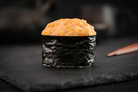 Гункан с креветкой