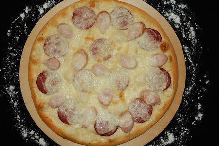 Пицца с салями и сосисками томатная основа