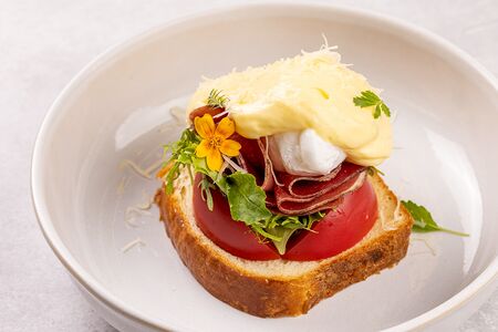 Бенедикт с голландским соусом и брезаолой