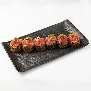 Горячий ролл с тартаром из тунца