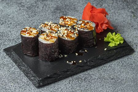 Ролл с угрём