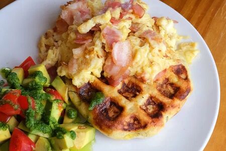 Скрэмбл с беконом и авокадо на вафле