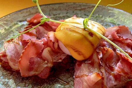 Брускетты с жареным беконом