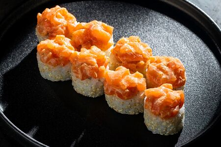 Ролл с острым лососем