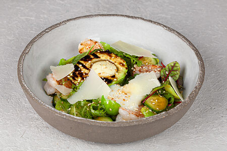 Салат с креветками, авокадо и яйцом пашот