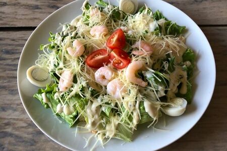 Салат Цезарь с тигровыми креветками