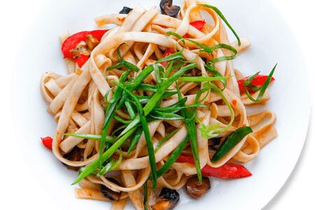 Удон с овощами в кисло-сладком соусе