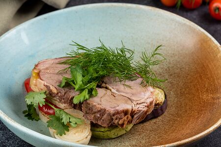 Филе ягненка, томленное с овощами