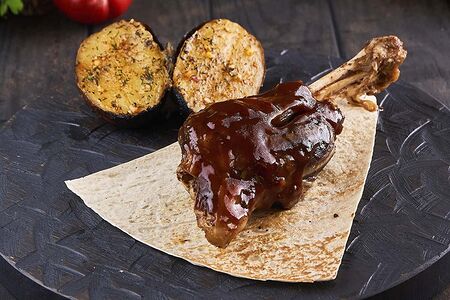 Голень барашка запеченная в еловых ветках