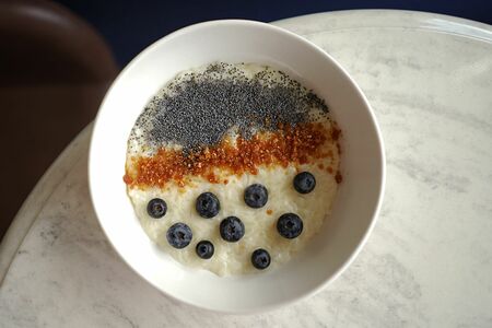 Каша с маком и сезонной ягодой