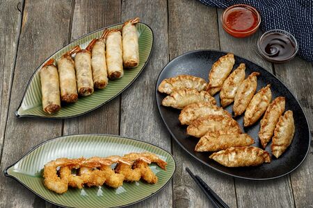 Сет: том там (6 шт.), гёдза с говядиной (6 шт.), гёдза с креветками и курицей (6 шт.), нэм том (6 шт.)