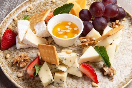 Сырно-фруктовая тарелка