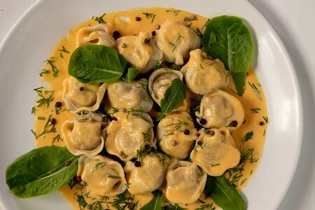 Жареные пельмени с чесноком