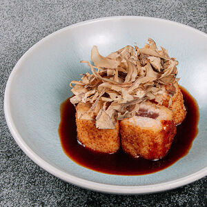 Горячий ролл с крабом и стружкой тунца