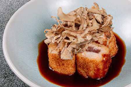 Горячий ролл с крабом и стружкой тунца