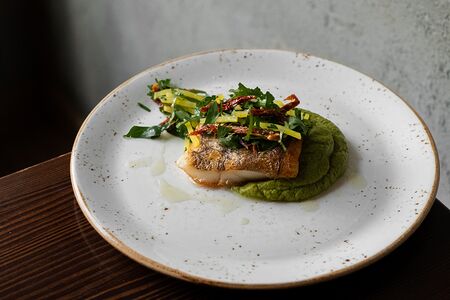 Палтус с кремом из зеленого горошка