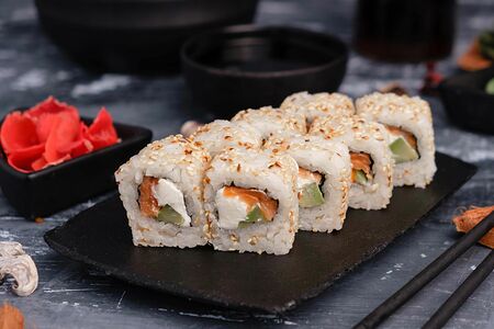 Ролл Филадельфия в кунжуте