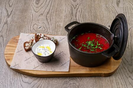Борщ с пастрами из говядины, копчёным салом и бородинским хлебом