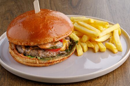 Бургер с домашней котлетой и картофелем фри