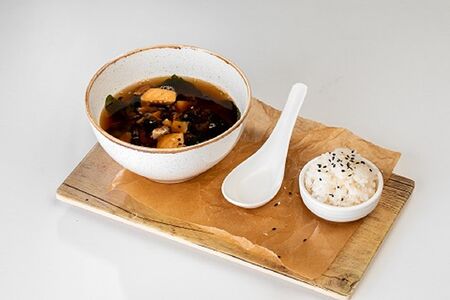 Мисо-суп с шиитаке, вакамэ и лососем