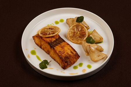 Филе лосося на гриле с сельдереем