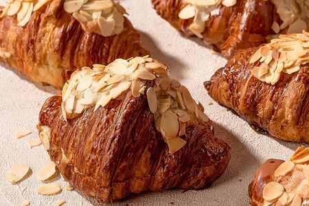 2 миндальных круассана