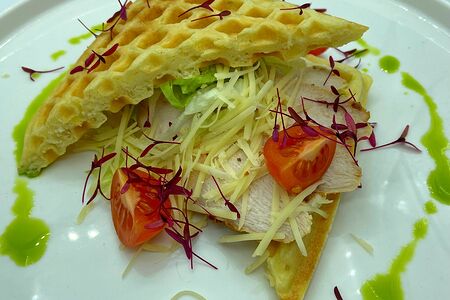 Вафли с запеченной курицей и пармезаном