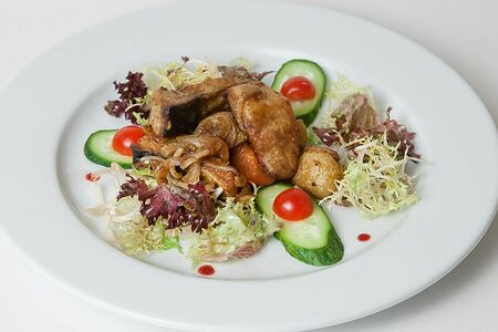 Салат с обжаренным омулем