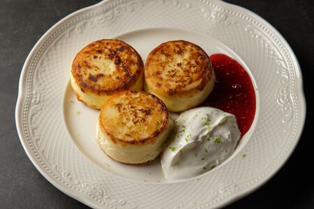 Сырники со сметаной и вареньем