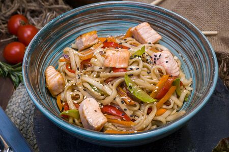 Удон с лососем в соусе терияки