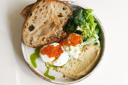 Яйца пашот с хумусом и красной икрой
