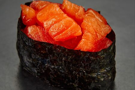 Гункан с лососем